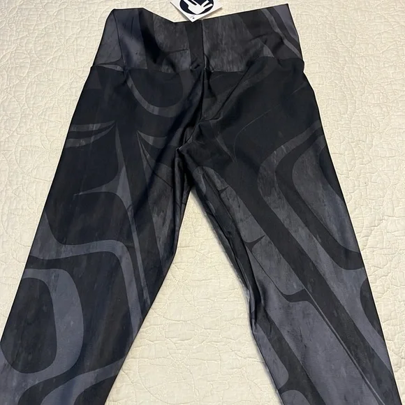 Trickster Company Black Bear Capri Leggings. Size Medium. NWT! - Picture 4 of 9